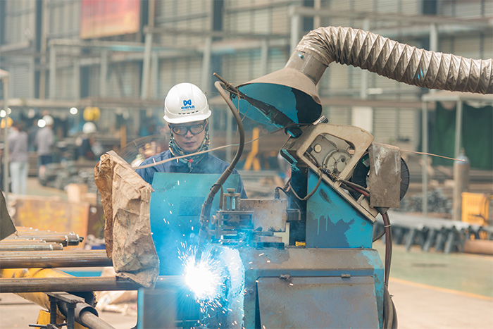 新泰网架自动化焊接